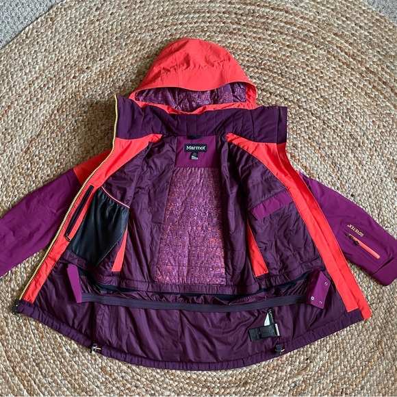 Tech ski jacket built for long days on the mountain. In excellent condition. - Picture 4 of 12